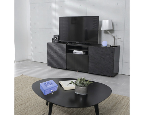 Wohnzimmer mit einem Fernsehschrank, einem Fernseher, einem Lautsprecher, einer Lampe, einer kleinen dekorativen Kugel, einem Couchtisch, einer Zimmerpflanze, einem Buch und einer Geldkassette