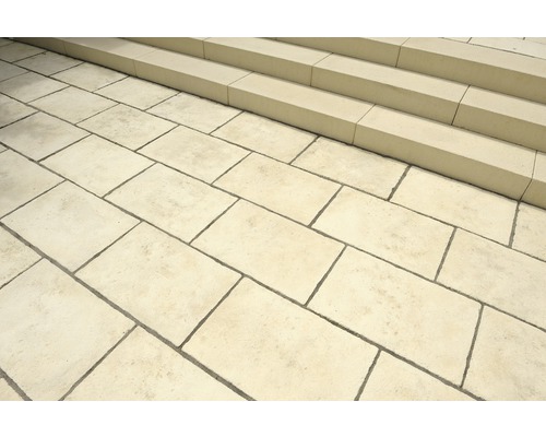 Außenbereich mit Pflastersteinen und Treppenstufen