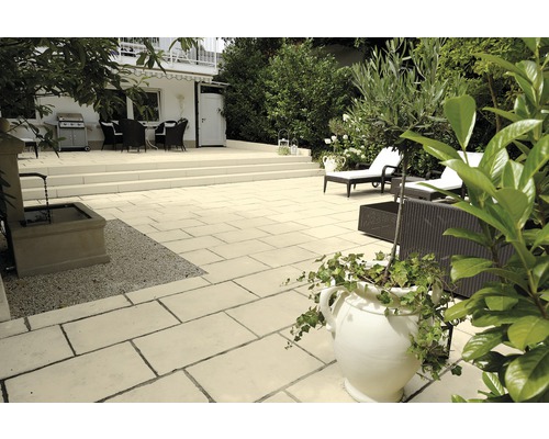 Außenbereich mit Steinplatten, Brunnen, Gartenmöbeln und Pflanzen