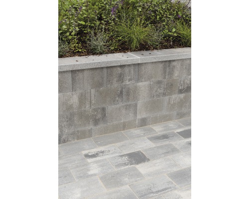 Gartenmauer aus Betonsteinen mit Bepflanzung und Bodenplatten