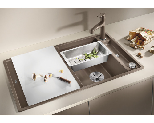 Spüle mit Schneidebrett, Abtropfschale, Armatur und Gemüseschale