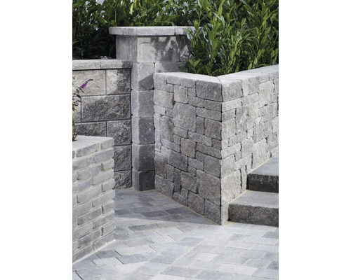 Gartenanlage mit Mauern, Pflastersteinen und Treppen aus Stein
