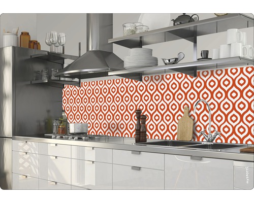 Küchenrückwand mit wiederholendem Muster in einer modernen Küche.