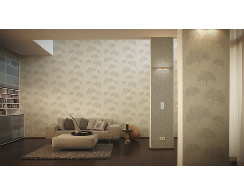 Wohnzimmer mit Sofa, Beistelltisch und Tapete mit Blattmuster