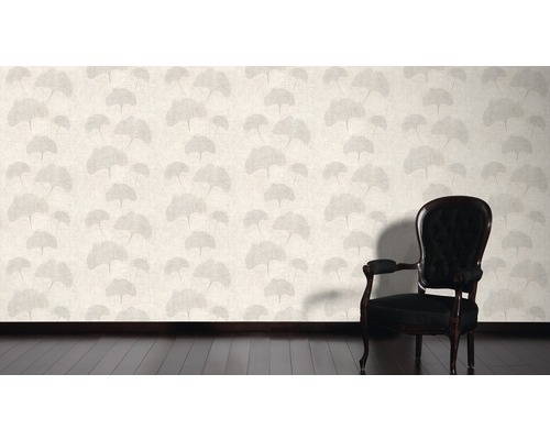 Szene mit floral gemusterter Tapete und Sessel