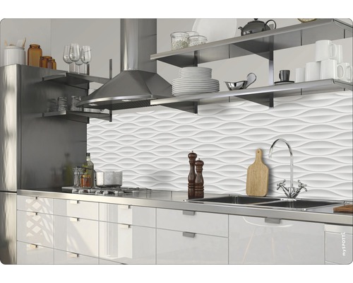 Moderne Küche mit Spüle, Herd und strukturierter Wand