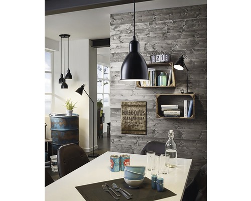 Esszimmer mit Esstisch, Stühlen und Beleuchtung