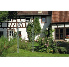 Metall-Rosenbogen im Garten vor einem Haus