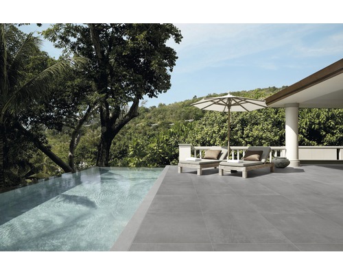Außenbereich mit grauem Fliesenboden, Pool und Liegestühlen