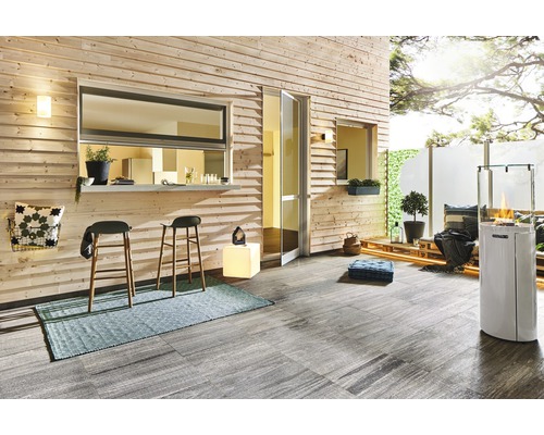 Terrasse mit Holzverkleidung, Barhockern, Outdoor Teppich und Terrassenheizer
