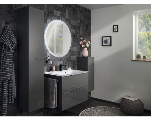Modernes Badezimmer mit Waschtisch, Spiegel und Stauraumschrank für ein stilvolles Ambiente