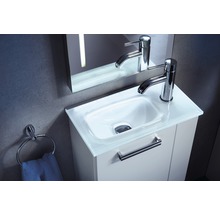 Badezimmer mit Waschbecken, Spiegel und Handtuchring