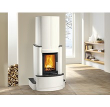 Kaminofen mit Holz in einem hellen Wohnzimmer