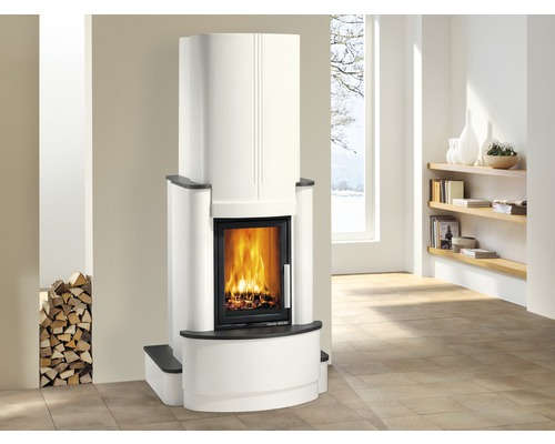 Kaminofen mit Holz in einem hellen Wohnzimmer