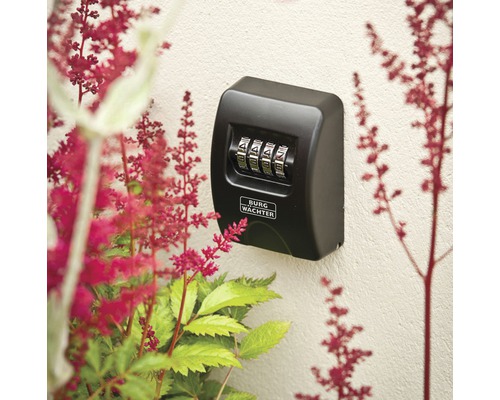 Schlüsselsafe mit Zahlencode und Burg Wächter Logo an einer Wand