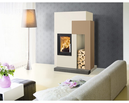Wohnzimmer mit Kaminofen, Holz und Stehlampe
