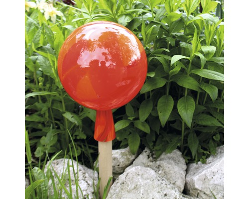 Dekokugel für den Garten auf einem Holzstab