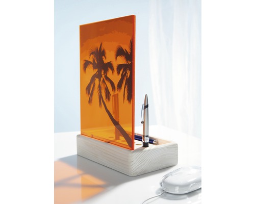 Schreibtischorganizer aus Holz mit Stiften und einem Bild von Palmen