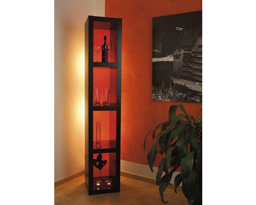 Schmaler Schrank mit Fächern, dekoriert mit Flasche, Gläsern und Dekorationsobjekten, zur Aufbewahrung im Wohnbereich