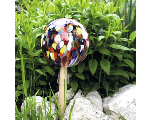 Dekorative Glaskugel auf Holzstab für den Garten