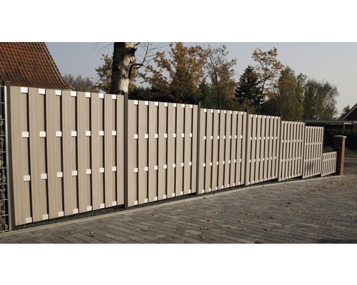 Holzzaun mit Metallpfosten und Gabionen