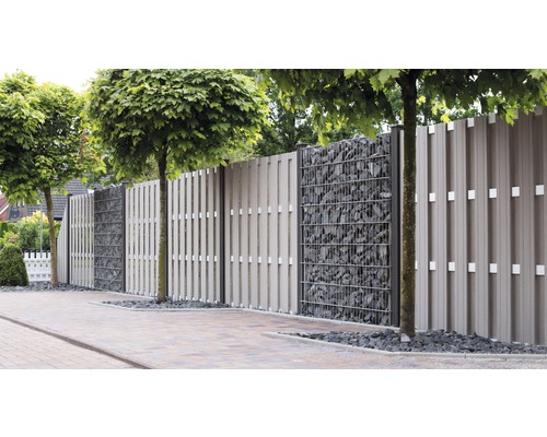 Gartenansicht mit Gabionen und Sichtschutzzaun