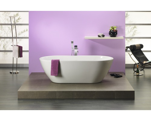 Badezimmer mit freistehender Badewanne, Handtuchhalter, Regal und Liege