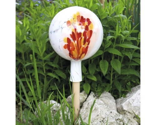 Gartendekoration mit Glaskugel auf einem Holzstab