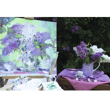 Szene mit Staffelei, Leinwand mit Fliedermalerei und Fliederblüten in Vase