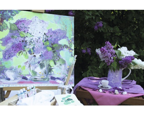 Szene mit Staffelei, Leinwand mit Fliedermalerei und Fliederblüten in Vase
