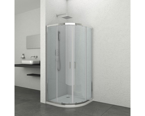 Eckdusche mit silberfarbenem Rahmen und Klarglas in einem Badezimmer mit Waschbecken und Spiegel.