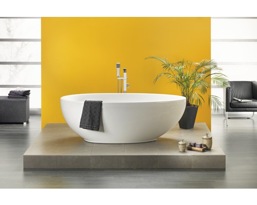 Freistehende Badewanne im Badezimmer mit Armatur und Dekoration