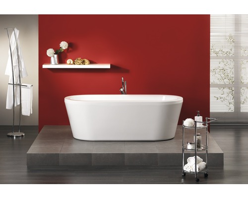 Freistehende Badewanne im modernen Badezimmer mit Handtuchhalter und Regal