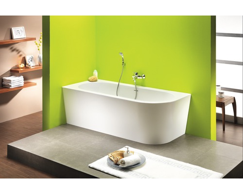 Badezimmer mit Badewanne, Armatur und Regalen