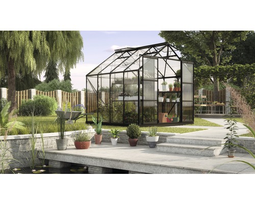 Gewächshaus Vitavia Uranus 6700 Einscheibensicherheitsglas 3 mm 257x258 cm schwarz Gewächshaus im Garten mit Pflanzen, Gartenteich und Steinweg