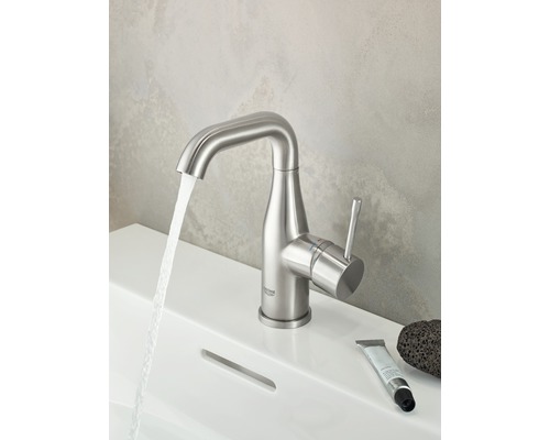 Wasserhahn aus Metall auf einem Waschbecken mit fließendem Wasser