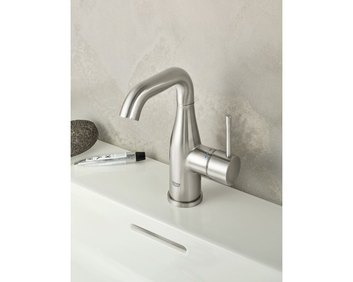 Waschtischarmatur aus Metall auf einem Waschbecken
