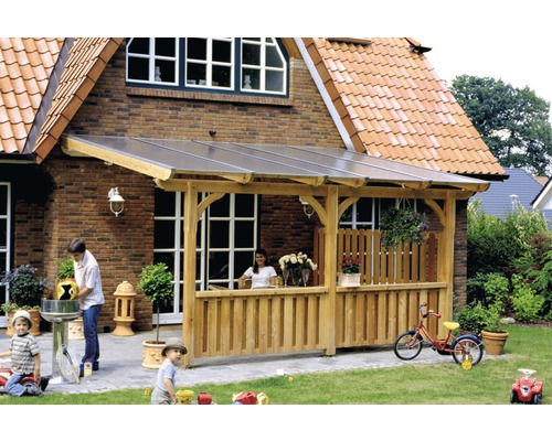 Überdachte Holzterrasse an einem Wohnhaus mit spielenden Kindern im Garten.