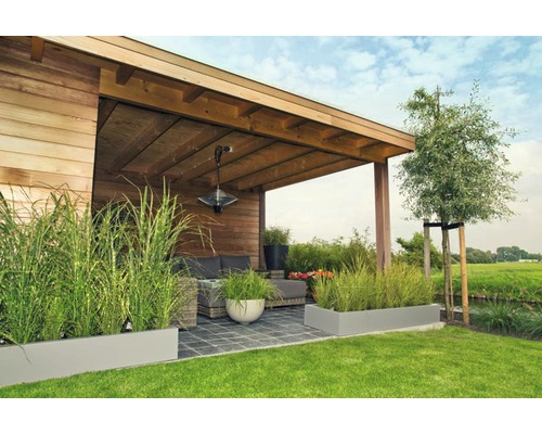 Gartenlounge mit Holzpavillon, Pflanzen in Pflanzkästen und Rasenfläche