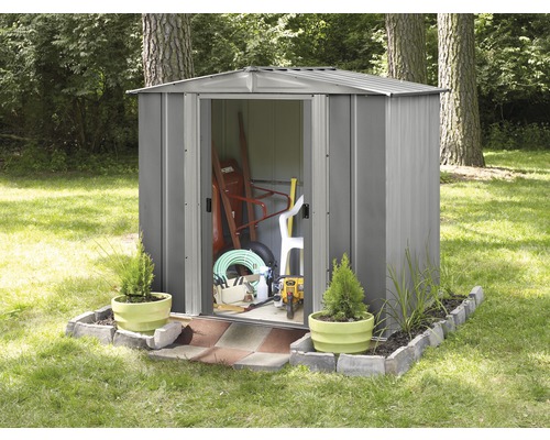 Garten Szene mit offenem Geräteschuppen zur Aufbewahrung von Gartengeräten