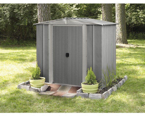 Metall Gerätehaus mit Tür im Garten