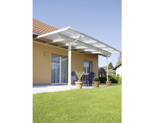 Terrassenüberdachung aus Aluminium und Polycarbonat an einem Wohnhaus mit Gartenmöbeln und Rasen