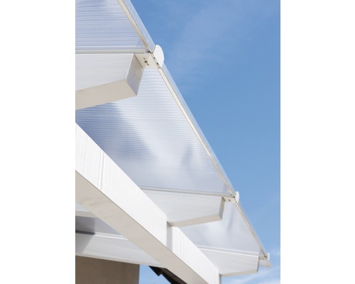 Detailansicht einer Terrassenüberdachung mit transparenten Platten und weißen Trägern vor blauem Himmel