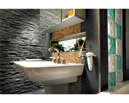 Badezimmer mit Waschbecken, Armatur, Spiegel, Wandverkleidung aus Stein und Glasbausteinen