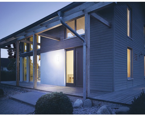 Modernes Haus mit Holzfassade und Außenbeleuchtung