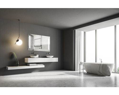 Badezimmer mit Badewanne, Waschtisch, Spiegel und großem Fenster für eine helle Atmosphäre