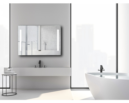 Badezimmer mit beleuchtetem Spiegelschrank, Waschtisch und Badewanne