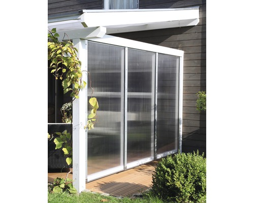 Terrassenüberdachung mit transparenten Paneelen und weißem Rahmen