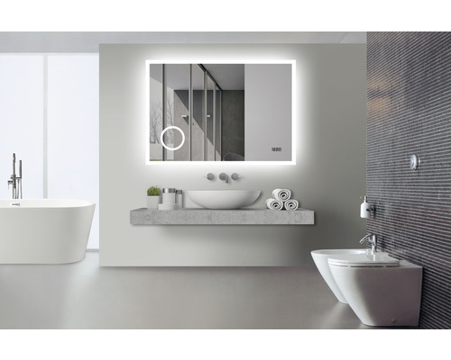 Modernes Badezimmer mit beleuchtetem Spiegel, Waschtisch, Badewanne und Bidet