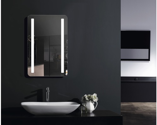 Modernes Badezimmer mit Waschbecken und beleuchtetem Spiegel